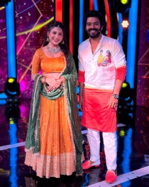 Hamida Khatoon Instagram - It is always feels great to work with @sudheeranandbayana garu

Designer:- @sia_by_ss 

Make up:- @mounika.bethi.1 

Jewellery:- @navkar_boutique 

#hamida #hamidakhatoon #shoot #etv #sudheer #instagram #show