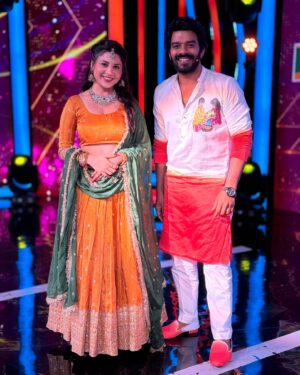 Hamida Khatoon Instagram - It is always feels great to work with @sudheeranandbayana garu

Designer:- @sia_by_ss 

Make up:- @mounika.bethi.1 

Jewellery:- @navkar_boutique 

#hamida #hamidakhatoon #shoot #etv #sudheer #instagram #show