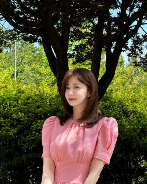 Han Bo-reum Instagram - 더워도 날이 좋아서 🍃