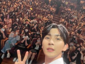 Han Do-woo Instagram - 함께 해 주신 모든분들 잊지못할 추억 만들어주셔서 너무너무너무 감사합니다 🌟🌟🌟🌟
다시만나는 그날까지 
#멈추지마네버스탑🤚 

보내주신 선물과 편지 모두 꼼꼼히 읽어보고 있습니다! 큰사랑과 관심주셔서 너무너무 감사드립니다 앞으로 좋은 배우가 되어 보답하겠습니다 🙌

#비의도적연애담 #비연담