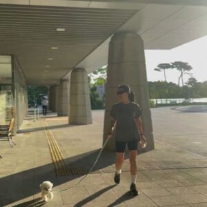 Han Hye-yeon Instagram - 𝕋ℍ𝔼 ℂ𝕌𝕋𝔼𝕊𝕋 ℝ𝕌ℕℕ𝕀ℕ𝔾 𝕄𝔸𝕋𝔼 🐶🐶
있잖아 너 분명히 걷는다고 했잖아 어뜩할래 ~~;;;
집에 가까? ㅋㅋㅋㅋㅋㅋㅋ stop & go 를 백번하다 결국 안고 
남산행 7km 오운완🏃‍♀️ 그래두 고마웠어 모래 주머니 효과😅

#인생뭐있어 #타협하지않는삶 #모닝루틴 #오운완