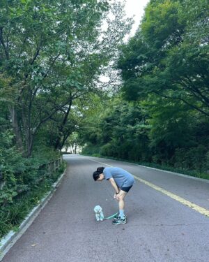 Han Hye-yeon Instagram - 𝕋ℍ𝔼 ℂ𝕌𝕋𝔼𝕊𝕋 ℝ𝕌ℕℕ𝕀ℕ𝔾 𝕄𝔸𝕋𝔼 🐶🐶
있잖아 너 분명히 걷는다고 했잖아 어뜩할래 ~~;;;
집에 가까? ㅋㅋㅋㅋㅋㅋㅋ stop & go 를 백번하다 결국 안고 
남산행 7km 오운완🏃‍♀️ 그래두 고마웠어 모래 주머니 효과😅

#인생뭐있어 #타협하지않는삶 #모닝루틴 #오운완