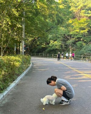 Han Hye-yeon Instagram - 𝕋ℍ𝔼 ℂ𝕌𝕋𝔼𝕊𝕋 ℝ𝕌ℕℕ𝕀ℕ𝔾 𝕄𝔸𝕋𝔼 🐶🐶
있잖아 너 분명히 걷는다고 했잖아 어뜩할래 ~~;;;
집에 가까? ㅋㅋㅋㅋㅋㅋㅋ stop & go 를 백번하다 결국 안고 
남산행 7km 오운완🏃‍♀️ 그래두 고마웠어 모래 주머니 효과😅

#인생뭐있어 #타협하지않는삶 #모닝루틴 #오운완