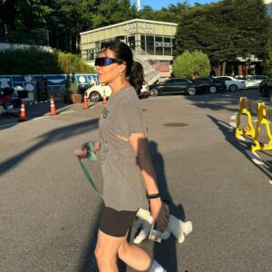 Han Hye-yeon Instagram - 𝕋ℍ𝔼 ℂ𝕌𝕋𝔼𝕊𝕋 ℝ𝕌ℕℕ𝕀ℕ𝔾 𝕄𝔸𝕋𝔼 🐶🐶
있잖아 너 분명히 걷는다고 했잖아 어뜩할래 ~~;;;
집에 가까? ㅋㅋㅋㅋㅋㅋㅋ stop & go 를 백번하다 결국 안고 
남산행 7km 오운완🏃‍♀️ 그래두 고마웠어 모래 주머니 효과😅

#인생뭐있어 #타협하지않는삶 #모닝루틴 #오운완