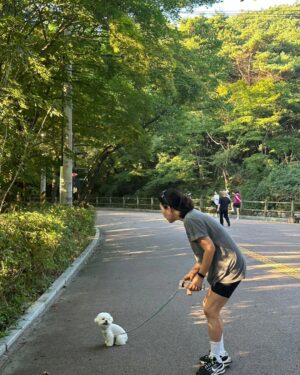 Han Hye-yeon Instagram - 𝕋ℍ𝔼 ℂ𝕌𝕋𝔼𝕊𝕋 ℝ𝕌ℕℕ𝕀ℕ𝔾 𝕄𝔸𝕋𝔼 🐶🐶
있잖아 너 분명히 걷는다고 했잖아 어뜩할래 ~~;;;
집에 가까? ㅋㅋㅋㅋㅋㅋㅋ stop & go 를 백번하다 결국 안고 
남산행 7km 오운완🏃‍♀️ 그래두 고마웠어 모래 주머니 효과😅

#인생뭐있어 #타협하지않는삶 #모닝루틴 #오운완
