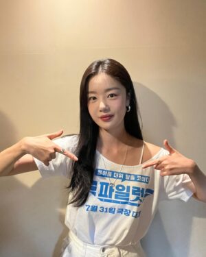 Han Seon-hwa Instagram - 영화 <파일럿>과 함께 해요 ✈️🩵🙇‍♀️🙏✨