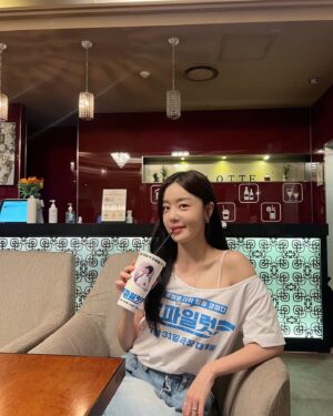 Han Seon-hwa Instagram - 영화 <파일럿>과 함께 해요 ✈️🩵🙇‍♀️🙏✨