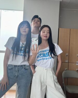 Han Seon-hwa Instagram - 날이 매우 더웠는데도 불구하고 
저희 영화 <파일럿>과 함께 해주신
 부산,대구 관객 여러분 진심으로 감사했습니다 🙇‍♀️🙏✈️🩵 
#또보고싶어요💕 #파일럿많이응원해주세요✨