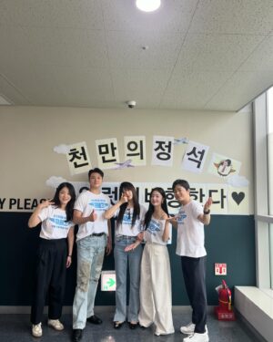 Han Seon-hwa Instagram - 날이 매우 더웠는데도 불구하고 
저희 영화 <파일럿>과 함께 해주신
 부산,대구 관객 여러분 진심으로 감사했습니다 🙇‍♀️🙏✈️🩵 
#또보고싶어요💕 #파일럿많이응원해주세요✨