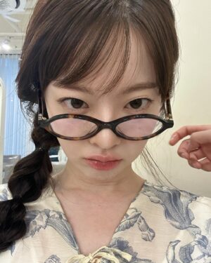 Han Su-ah Instagram - 남의 안경으로 멋 쫌 부려봤어용 🤓😎