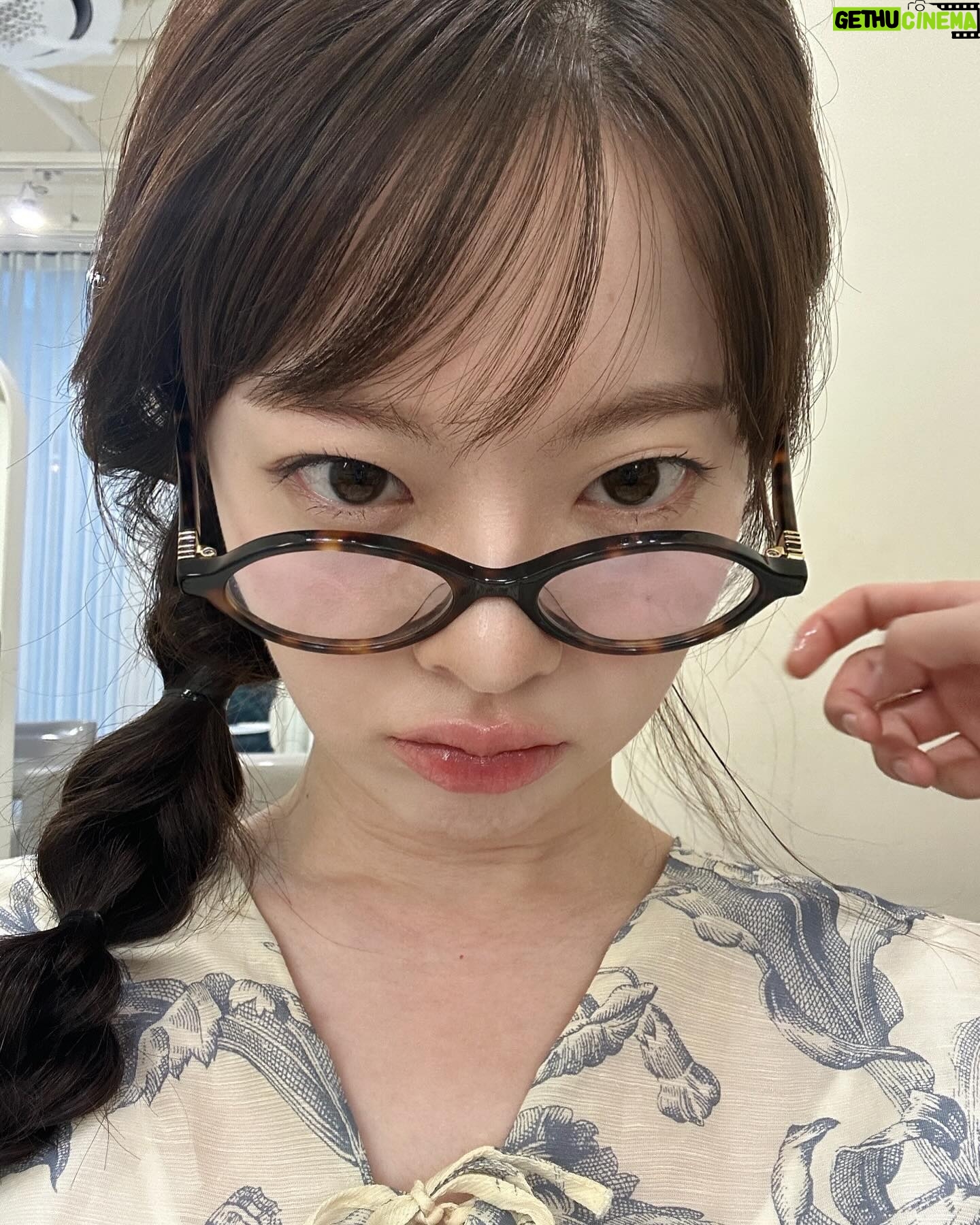 Han Su-ah - 73.2K Likes - 남의 안경으로 멋 쫌 부려봤어용 🤓😎