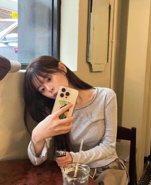 Han Su-ah Instagram - 코에 바람 집어늫기
