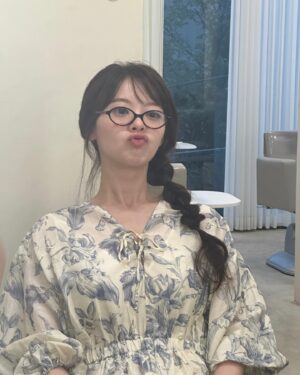 Han Su-ah Instagram - 남의 안경으로 멋 쫌 부려봤어용 🤓😎