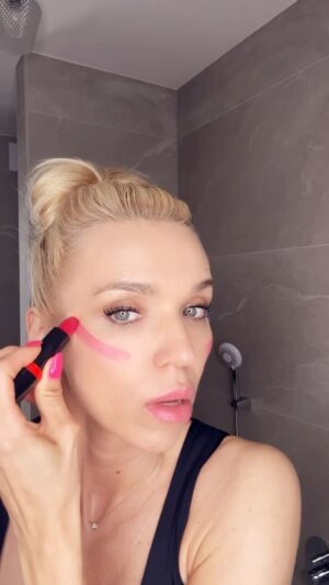 Hana Mašlíková Instagram - Vždycky jste mi psaly ženský, ať ukážu nějaké líčící tipy, tak tady jeden je. Zaručuji, že tím 100% upoutáte pozornost. 😅😈
#makeuptutorial #makeupartist #makeup #makeuplover #makeuplook #funny #funnyreels