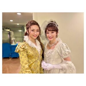 Hanafusa Mari Instagram - 思ひ出写真その1🤳
ベッティーナの木下晴香ちゃんとヨハンナの実咲凛音ちゃん😊
今回2人とも初共演でしたが2人ともいつもキラキラしていてお稽古場から公演中、どんなに疲れていてもその笑顔に助けられていました。
開演5分前に楽屋から芳雄くんと舞台にスタンバイに行く時、いつも「行ってらっしゃ〜い」と笑顔で送り出してくれるのが日課のようになっていました😊
またご一緒できる日がきますように✨
#木下晴香　ちゃん
#実咲凜音  ちゃん
#ベートーヴェン
#花總まり