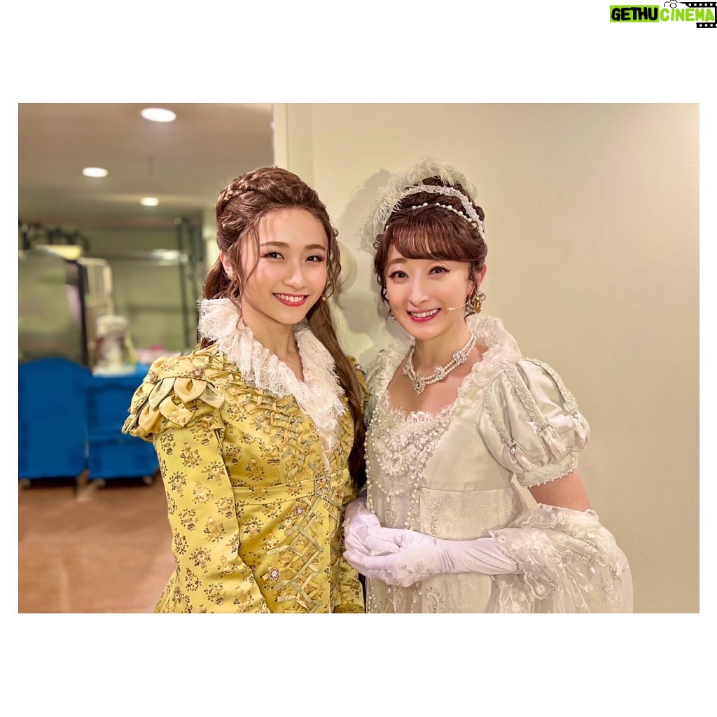 Hanafusa Mari - 7.1K Likes - 思ひ出写真その1🤳
ベッティーナの木下晴香ちゃんとヨハンナの実咲凛音ちゃん😊
今回2人とも初共演でしたが2人ともいつもキラキラしていてお稽古場から公演中、どんなに疲れていてもその笑顔に助けられていました。
開演5分前に楽屋から芳雄くんと舞台にスタンバイに行く時、いつも「行ってらっしゃ〜い」と笑顔で送り出してくれるのが日課のようになっていました😊
またご一緒できる日がきますように✨
#木下晴香 ちゃん
#実咲凜音 ちゃん
#ベートーヴェン
#花總まり
