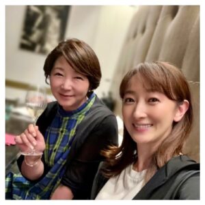 Hanafusa Mari Instagram - 昨日は一日、花の会ファンミーティングでした❣️
本当にたくさんの方がいらして下さり幸せな一日を過ごすことが出来ました😊
皆さまからの愛をいただいて、しっかり充電できましたので頑張れます😤
終了後は中井さん、そしてスタッフのみなさんとお疲れ様乾杯🥂

全ての方に感謝です✨

#中井美穂　さん
#花總まり
