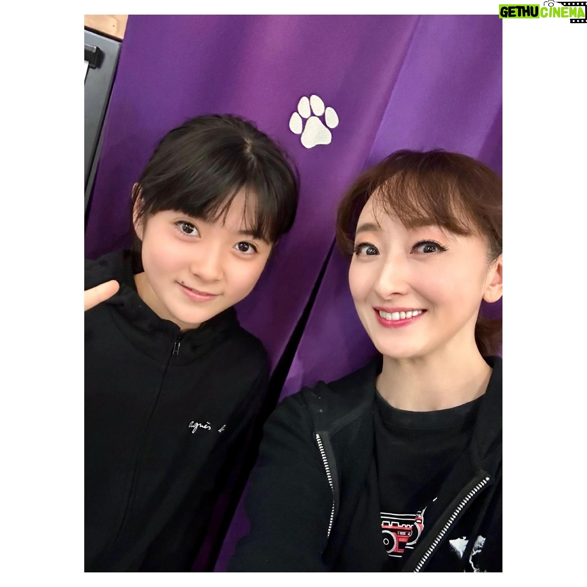 Hanafusa Mari - 5.3K Likes - はい、またもや遅ればせながらですが💦
麗禾ちゃん(堀越麗禾ちゃん)も観に来てくれました😊
4月からは中学一年生になり、学業とお仕事と両立して頑張っています。それにしても可愛い。。
#堀越麗禾 さん
#市川ぼたん さん
#花總まり