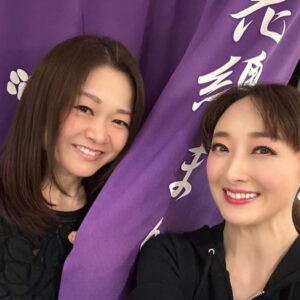 Hanafusa Mari Instagram - 今日は大好きな都さん（吉田都さん）が観にいらしてくださいましたー。
私、都さんが大好きなんです😆とても面白かったと言ってくださいました🙌🙌🙌
久しぶりにお会いできてめちゃくちゃ嬉しかったです❣️
さて明日はこの公演の中日かな。あと8公演。縮んだ自分を楽しみます😊
#銀行強盗にあって妻が縮んでしまった事件
#吉田都　さん
#花總まり
#日本青年館ホール
#4/14まで