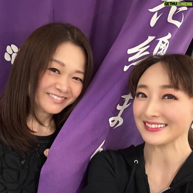 Hanafusa Mari - 3.9K Likes - 今日は大好きな都さん(吉田都さん)が観にいらしてくださいましたー。
私、都さんが大好きなんです😆とても面白かったと言ってくださいました🙌🙌🙌
久しぶりにお会いできてめちゃくちゃ嬉しかったです❣️
さて明日はこの公演の中日かな。あと8公演。縮んだ自分を楽しみます😊
#銀行強盗にあって妻が縮んでしまった事件
#吉田都 さん
#花總まり
#日本青年館ホール
#4/14まで