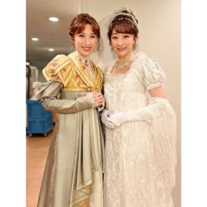 Hanafusa Mari Instagram - 思ひ出写真その1🤳
ベッティーナの木下晴香ちゃんとヨハンナの実咲凛音ちゃん😊
今回2人とも初共演でしたが2人ともいつもキラキラしていてお稽古場から公演中、どんなに疲れていてもその笑顔に助けられていました。
開演5分前に楽屋から芳雄くんと舞台にスタンバイに行く時、いつも「行ってらっしゃ〜い」と笑顔で送り出してくれるのが日課のようになっていました😊
またご一緒できる日がきますように✨
#木下晴香　ちゃん
#実咲凜音  ちゃん
#ベートーヴェン
#花總まり