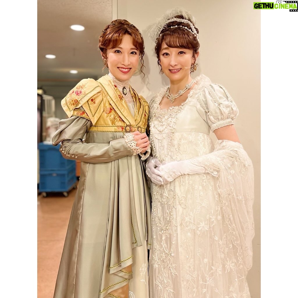 Hanafusa Mari - 7.1K Likes - 思ひ出写真その1🤳
ベッティーナの木下晴香ちゃんとヨハンナの実咲凛音ちゃん😊
今回2人とも初共演でしたが2人ともいつもキラキラしていてお稽古場から公演中、どんなに疲れていてもその笑顔に助けられていました。
開演5分前に楽屋から芳雄くんと舞台にスタンバイに行く時、いつも「行ってらっしゃ〜い」と笑顔で送り出してくれるのが日課のようになっていました😊
またご一緒できる日がきますように✨
#木下晴香 ちゃん
#実咲凜音 ちゃん
#ベートーヴェン
#花總まり