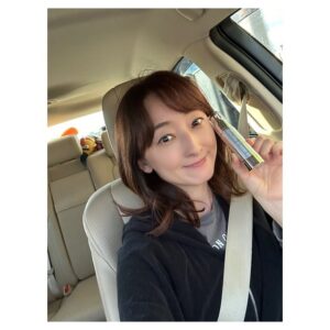 Hanafusa Mari Instagram - 今日は朝早くから一日お仕事でした。茨城県まで行ってきましたー。そしてめちゃくちゃ久しぶりにサービスエリアで食事をし、スカイツリーも東京タワーも見て帰ってきました🗼

今日も私のお肌はリペアジェルが支えてくれました。いつもメイクさんに褒められます😆
紫外線が気になる季節でも、リペアジェルのビタミンC生命体©️が紫外線ダメージをケアしてくれるから安心です👌
#リペアジェルやっぱりいいな