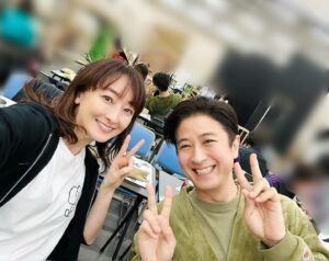 Hanafusa Mari Instagram - 章ちゃん（谷原章介さん）です😆
みんなで章ちゃんと呼んでいます。
章ちゃんと私は同学年なので、とても良い雰囲気であっという間に仲良くなりました（そう思っているのが私だけだったらどうしよう😅）
長身に甘いマスク、深みのある声、二人でお芝居をどんどん深めていっています😊

そして、舞台化不可能といわれたこの作品を、一つ一つみんなで創っている作業は、演劇に不可能はないと思わせてくれます。
勿論、それはとても大変な作業で、挑戦であり、最終的にはお客様が面白かった！と言ってくださって初めて成功するのですが、でもでも、挑戦することは楽しいです。

一人でも多くの方に観ていただきたいです。

お芝居が好きな方、舞台が好きな方、ぜひ劇場にいらしてこの不思議なブラックファンタジーな世界を味わって下さい😊

#アンドリューカウフマン　原作
#銀行強盗にあって妻が縮んでしまった事件
#日本青年館ホール 
#4/1〜4/14
#cooljapanarkosakawwホール　
#4/20〜4/21
#御園座
#4/26〜4/28
#谷原章介　さん
#花總まり
