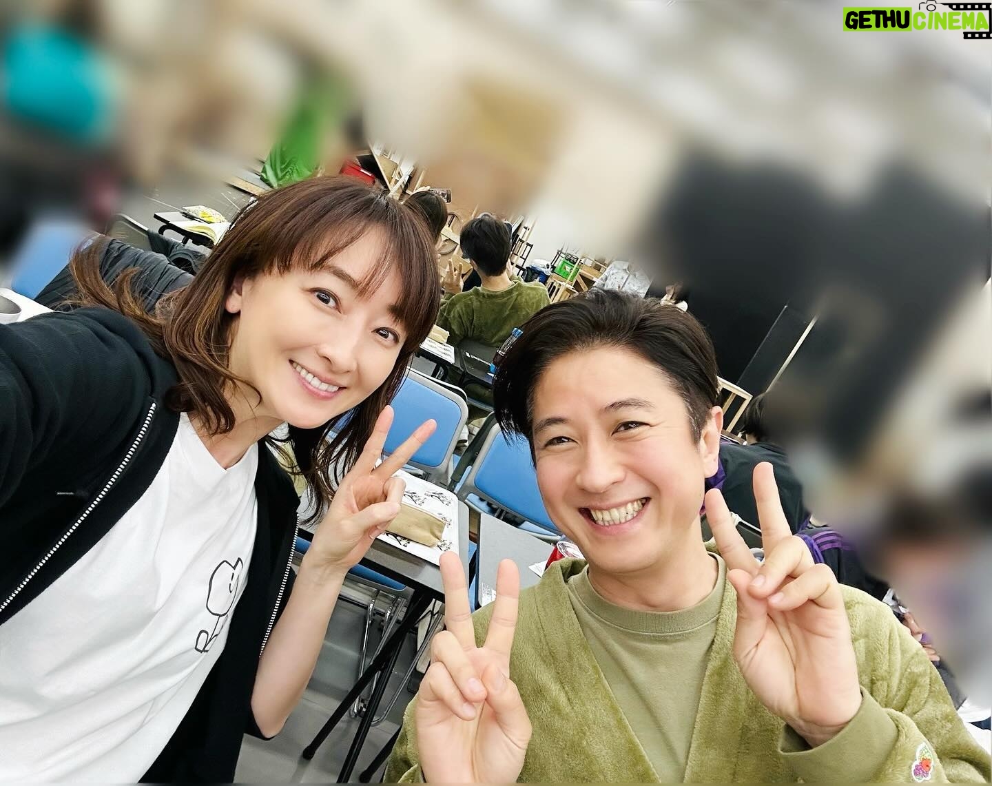 Hanafusa Mari - 4.2K Likes - 章ちゃん(谷原章介さん)です😆
みんなで章ちゃんと呼んでいます。
章ちゃんと私は同学年なので、とても良い雰囲気であっという間に仲良くなりました(そう思っているのが私だけだったらどうしよう😅)
長身に甘いマスク、深みのある声、二人でお芝居をどんどん深めていっています😊
そして、舞台化不可能といわれたこの作品を、一つ一つみんなで創っている作業は、演劇に不可能はないと思わせてくれます。
勿論、それはとても大変な作業で、挑戦であり、最終的にはお客様が面白かった!と言ってくださって初めて成功するのですが、でもでも、挑戦することは楽しいです。
一人でも多くの方に観ていただきたいです。
お芝居が好きな方、舞台が好きな方、ぜひ劇場にいらしてこの不思議なブラックファンタジーな世界を味わって下さい😊
#アンドリューカウフマン 原作
#銀行強盗にあって妻が縮んでしまった事件
#日本青年館ホール
#4/1〜4/14
#cooljapanarkosakawwホール
#4/20〜4/21
#御園座
#4/26〜4/28
#谷原章介 さん
#花總まり