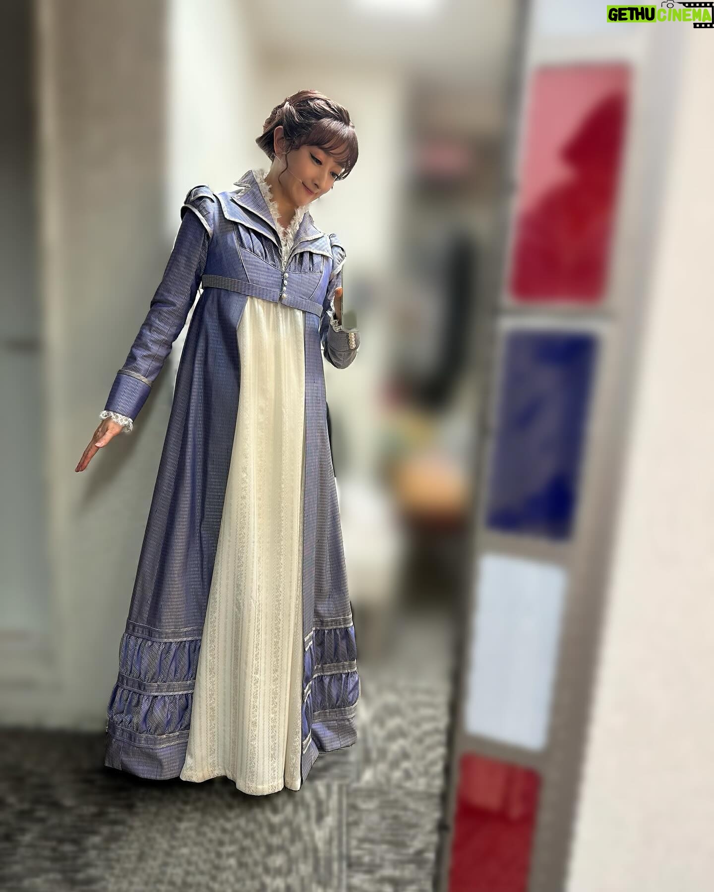 Hanafusa Mari - 7.3K Likes - 名古屋、御園座公演無事に終わりました!
毎公演カーテンコールでは二階席の一番後ろまでスタンディングでの歓声と熱い拍手、本当に嬉しかったです😆
ありがとうございました!!
御園座にはまた4/26〜28まで「銀行強盗に会って妻が縮んでしまった事件」で帰ってきます。また劇場で皆さまに会える日を楽しみにしております!
そして、いよいよ「ベートーヴェン」はツアー最終地に向けて準備期間に入ります。
最後まで頑張ります✊
今日の写真は全部は撮れなかったのですが、日生劇場の舞台稽古の時に撮っておいたものです。
どのお衣装もこの時代の特徴で切り替えがかなり上でとても可愛くて大好きです😊
#ベートーヴェン
#ミュージカルベートーヴェン
#花總まり