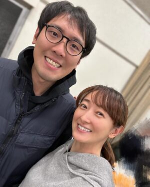 Hanafusa Mari Instagram - 思ひ出写真その6

演出補のハリーさん。
キャスト、スタッフ、皆んなに愛されたハリーさん。
公演の初日が開くまでの日本のタイトな進行スケジュールのなか、ほぼ一人でどんな時でも変わらず、私達を導いて下さいました。

ハリーさんと一緒にこの作品を、トニを創れて本当に良かったです。
またいつかご一緒できる日が来るといいな🥹
感謝の気持ちでいっぱいです✨
#ベートーヴェン
#ミュージカルベートーヴェン
#花總まり
