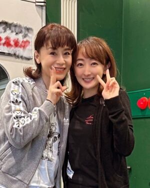 Hanafusa Mari Instagram - なんとなんと真央さん（大地真央さん）と久しぶりの再会😆
お稽古場が同じ建物の上下で、会えるチャンスをずーっと伺っていたのですが、やっと今日会えましたー🙌
真央さんのお稽古場を小窓から覗いていたらすぐに気が付いて「花ちゃーん」と飛んで出てきて下さいました❤️
オリーブとフローレンスが懐かしい😊
#大地真央　さん
#花總まり
#久しぶりの再会