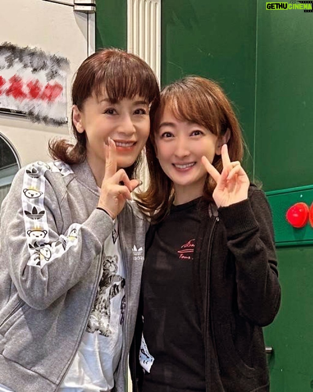 Hanafusa Mari - 7.5K Likes - なんとなんと真央さん(大地真央さん)と久しぶりの再会😆
お稽古場が同じ建物の上下で、会えるチャンスをずーっと伺っていたのですが、やっと今日会えましたー🙌
真央さんのお稽古場を小窓から覗いていたらすぐに気が付いて「花ちゃーん」と飛んで出てきて下さいました❤️
オリーブとフローレンスが懐かしい😊
#大地真央 さん
#花總まり
#久しぶりの再会