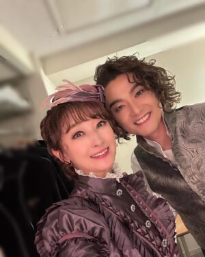 Hanafusa Mari Instagram - 思ひ出写真その5
芳雄くん（井上芳雄さん）との2ショット。
今回2人共シングルキャストだったので、まさに戦友のような感じでした。この内容でシングルはとても大変でしたが、その分得るものも大きかったです。
芳雄くんがルードヴィッヒで良かったです😊
#井上芳雄　さん
#ベートーヴェン
#ミュージカルベートーヴェン
#花總まり