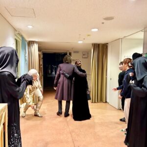 Hanafusa Mari Instagram - 思ひ出写真その4
支え合う2人。
開演前なのに後ろ姿が疲れてみえる😅
日生劇場の初日から大千穐楽まで毎日支え合いながらスタンバイしていました😂
みりおん（実咲凛音ちゃん）と晴香ちゃん（木下晴香ちゃん）がいつも「いってらっしゃい」と笑顔で送り出してくれていました😊
#ベートーヴェン
#ミュージカルベートーヴェン
#井上芳雄　さん
#花總まり