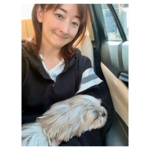 Hanafusa Mari Instagram - いざ大阪へ🚅
今日もらぴちゃんがお見送りしてくれました💕（らぴ太爆睡😅）
@lappy444 
#らぴ太
#ジーズー
#らぴ太広報部長
#花總まり
#明日から大阪で
#銀行強盗にあって妻が縮んでしまった事件
#観に来てね😊