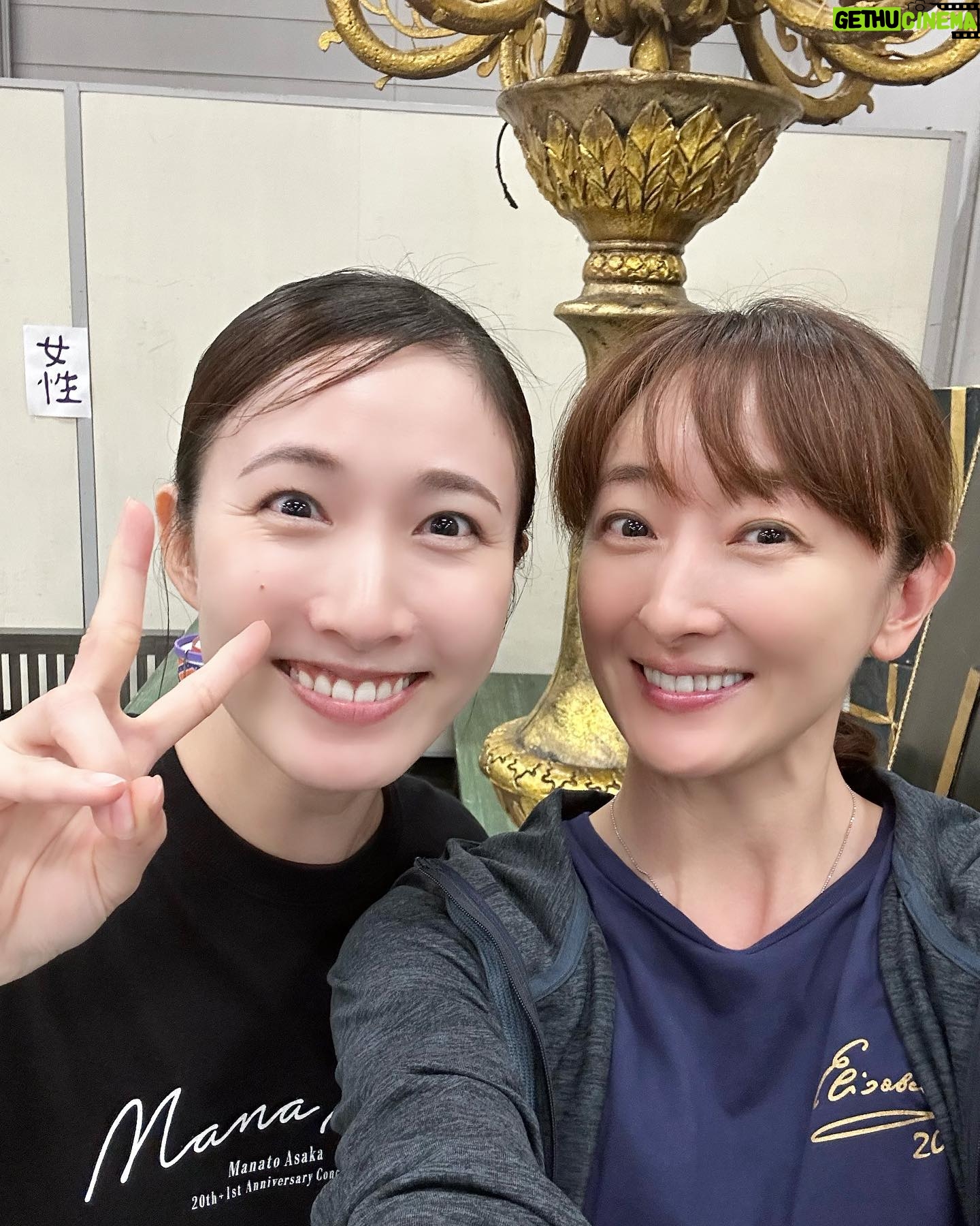 Hanafusa Mari - 6K Likes - お稽古、順調に進んでいます!というかものすごいスピードでとりあえず今日で1幕全部終わり、明日からいよいよ2幕です💦
なかなか写真を撮るタイミングがなく、今日やっとのことでみりおんちゃん(実咲凜音ちゃん)と写真撮れました😊
今回は絡みがないのが残念😢
#実咲凜音 さん
#ベートーヴェン
#日生劇場
#花總まり