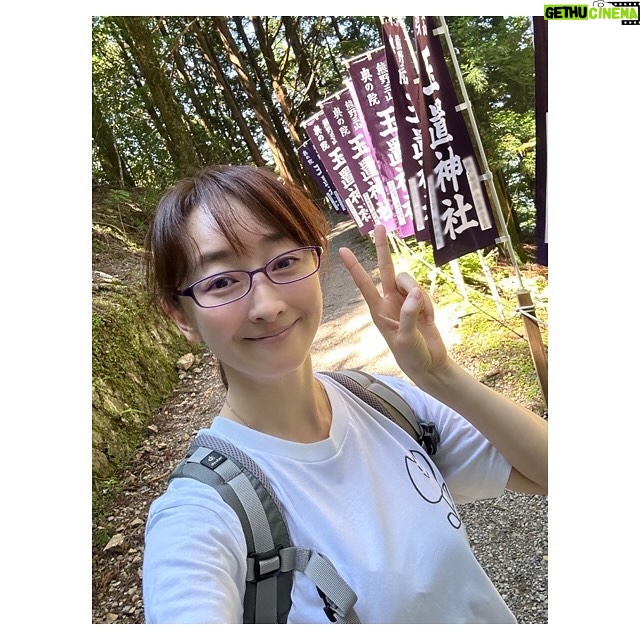 Hanafusa Mari - 4.9K Likes - 毎日なんだかジメジメとしております😓
さてさて、玉置神社に行った時の写真がまだありました😊
2枚目の写真は玉置神社の入り口からの風景です。ここからあの参道を登っていきます。
3枚目の写真は綺麗なトカゲちゃん。他にも色の違うトカゲちゃんもいました。
それから、写真には撮れませんでしたが、行きも帰りも同じようなところで白い蝶々がお出迎えとお見送りもしてくれました。
本当に一歩踏み入れればそこは別空間のような特別な空気のところでした。
今思えば少しでも雨が降っていてたり、雨上がりだったりで地面がぬかるんでいたらとても歩けるようなところではなかったので、本当にお天気で良かったです。
感謝です✨⛩️
#玉置神社
#奈良県
#十津川村
#熊野三山
#花總まり