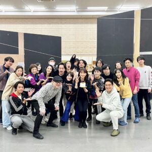 Hanafusa Mari Instagram - 本日、わたくしお誕生日でした🎂
お稽古場で皆んなにお祝いしていただきました😆
一つ歳を重ねて、また頑張ります✊
#花總まり
#お誕生日