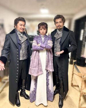 Hanafusa Mari Instagram - 思ひ出写真その3
日生劇場の舞台稽古の時、ダブルフランツが袖にいたので、これはチャンス！と思いこんな写真を撮ってみました😆
なかなか面白いでしょ🤣
#井上芳雄　さん
#佐藤隆紀  さん
#坂元健児  さん
#花總まり
#ベートーヴェン
#ミュージカルベートーヴェン