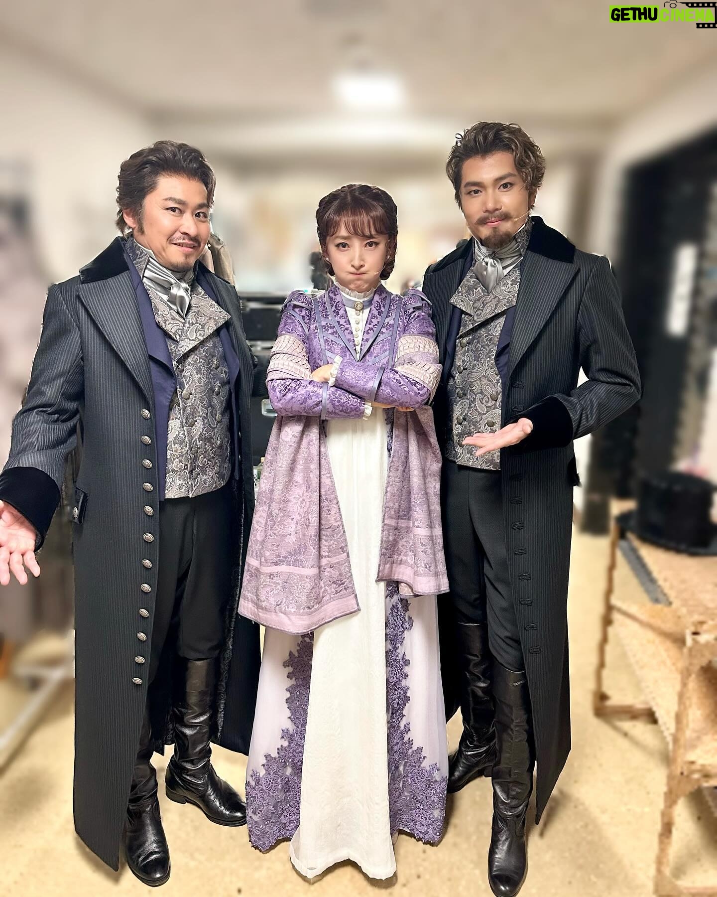 Hanafusa Mari - 10K Likes - 思ひ出写真その3
日生劇場の舞台稽古の時、ダブルフランツが袖にいたので、これはチャンス!と思いこんな写真を撮ってみました😆
なかなか面白いでしょ🤣
#井上芳雄 さん
#佐藤隆紀 さん
#坂元健児 さん
#花總まり
#ベートーヴェン
#ミュージカルベートーヴェン