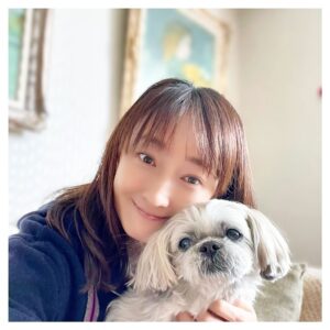 Hanafusa Mari Instagram - 明けましておめでとうございます🌅

今年は4日から博多で「ベートーヴェン」から始まります！
一日一日を大切に今年も頑張りたいと思います。

皆さまとって笑顔あふれる一年となりますように✨

本年もどうか宜しくお願い致します。
#らぴ太広報部長
#僕もよろしくワン🐶 
@lappy444 
#花總まり