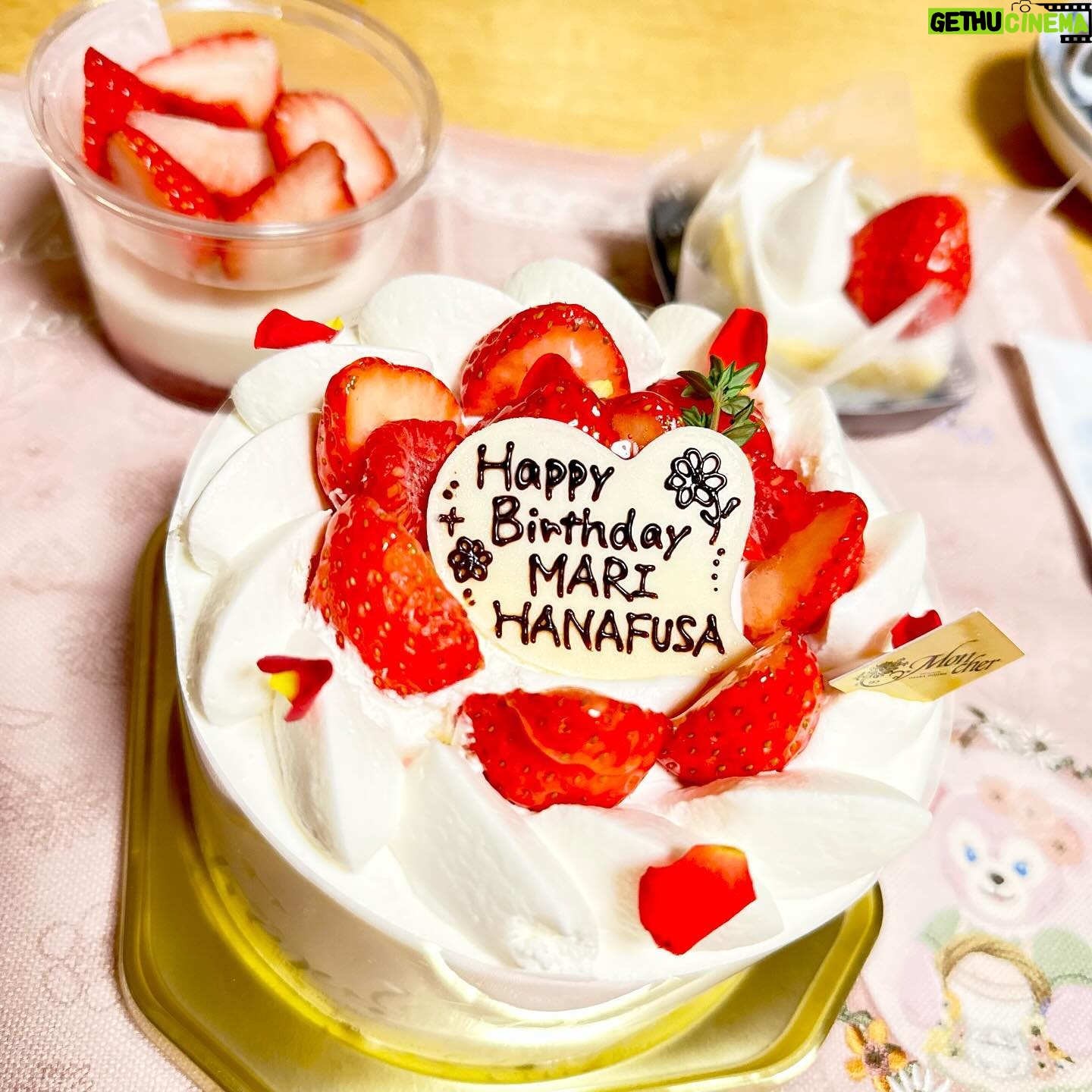 Hanafusa Mari - 7.5K Likes - 本日、わたくしお誕生日でした🎂
お稽古場で皆んなにお祝いしていただきました😆
一つ歳を重ねて、また頑張ります✊
#花總まり
#お誕生日