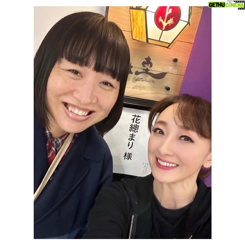 Hanafusa Mari - 4.9K Likes - 今日はしずちゃん(南海キャンディーズのしずちゃん)が観にきてくれましたー😆😆😆
あれ?一年ぶり?あれ?「おかしな二人」は去年の今頃?あれ?なんか随分前なような気がするけど去年かぁ。
久しぶりに会ったしずちゃんはやっぱり可愛いしずちゃんでした🤗
さてさていよいよ明日は東京千穐楽!
ラスト一回頑張ります!というか、楽しむ😆
こういう作品、もう二度とないだろうな。とても中身の濃い作品。
まだの方は是非、お見逃しなく。
#しずちゃん
#南海キャンディーズ
#南海キャンディーズしずちゃん
#花總まり
#銀行強盗にあって妻が縮んでしまった事件
#日本青年館ホール
#4/14東京千穐楽
#そのあと大阪と名古屋あり