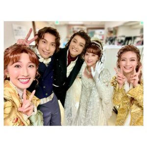 Hanafusa Mari Instagram - 本日、無事に東京千穐楽を迎えました🎉
公演はまだ福岡、名古屋、兵庫とありますが、ひとますハードな東京公演が無事に終えられたのでホッとしています💦
写真は東京公演のみの出演だった海宝直人さんと。今回初共演にも関わらず全くお芝居の絡みが無くて残念でした💦

さて、気がつけば今年もあと２日。そして来週の今頃は博多で「ベートーヴェン」。。なんだか頭の中がよくわからない状態ですが💦とりあえず、今日無事に終わったことに感謝！

本当に本当にたくさんの応援、熱い拍手、ありがとうございました！！

#井上芳雄　さん
#海宝直人　さん
#木下晴香　さん
#実咲凜音  さん
#花總まり
#ベートーヴェン
#ミュージカルベートーヴェン
#日生劇場
