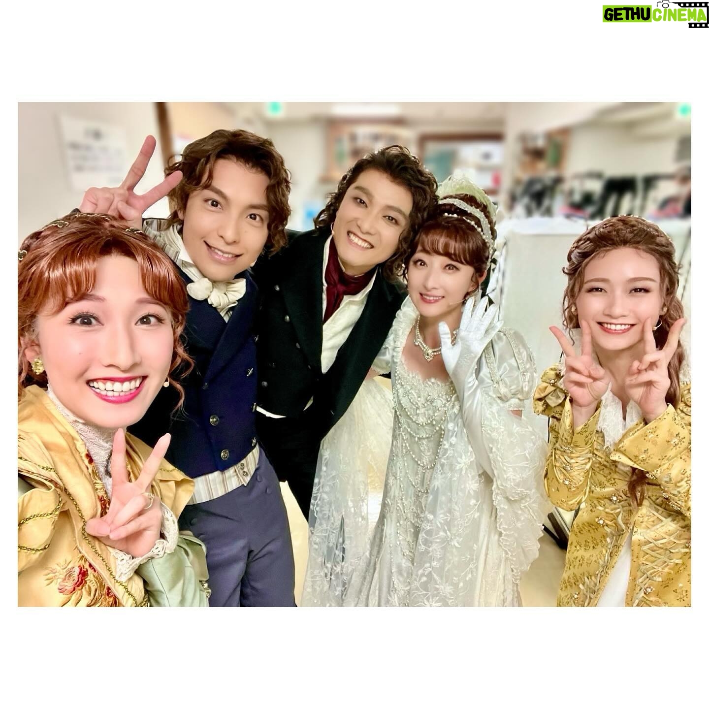 Hanafusa Mari - 8.5K Likes - 本日、無事に東京千穐楽を迎えました🎉
公演はまだ福岡、名古屋、兵庫とありますが、ひとますハードな東京公演が無事に終えられたのでホッとしています💦
写真は東京公演のみの出演だった海宝直人さんと。今回初共演にも関わらず全くお芝居の絡みが無くて残念でした💦
さて、気がつけば今年もあと2日。そして来週の今頃は博多で「ベートーヴェン」。。なんだか頭の中がよくわからない状態ですが💦とりあえず、今日無事に終わったことに感謝!
本当に本当にたくさんの応援、熱い拍手、ありがとうございました!!
#井上芳雄 さん
#海宝直人 さん
#木下晴香 さん
#実咲凜音 さん
#花總まり
#ベートーヴェン
#ミュージカルベートーヴェン
#日生劇場