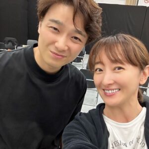 Hanafusa Mari Instagram - 唄稽古で今日も一日遅くまで頑張っています。
でも今日全部やりきれなかった💧
疲れ切った芳雄くん（井上芳雄くん）😅
私は笑顔だけど、心の中は芳雄くんと同じ（苦笑）
#ベートーヴェン
#井上芳雄　さん
#花總まり
