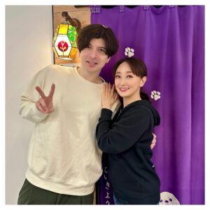 Hanafusa Mari Instagram - 今日も一回終わり〜。
そして今日は優くん（城田優さん）が観にきてくれました！
終演後「面白かったー」と言ってくれました😊
嬉しいな、嬉しいな。
さていよいよ東京はあと3回。明日はマチソワ両方あります。当日券もありますので、まだの方は是非！
#城田優　さん
#銀行強盗にあって妻が縮んでしまった事件
#日本青年館ホール
#4/14まで
#そのあと大阪、名古屋もあるよ
#花總まり