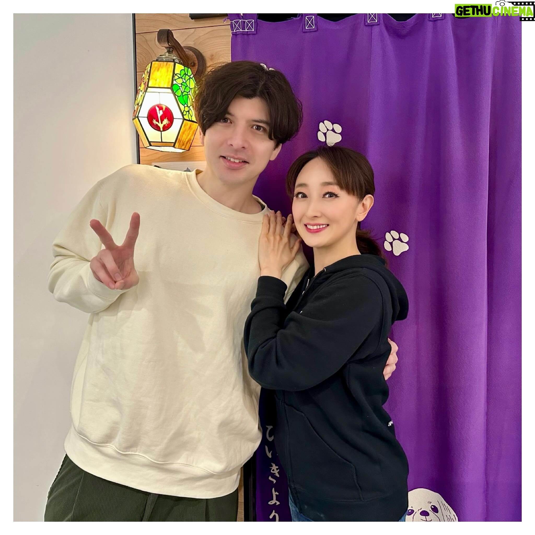 Hanafusa Mari - 6.4K Likes - 今日も一回終わり〜。
そして今日は優くん(城田優さん)が観にきてくれました!
終演後「面白かったー」と言ってくれました😊
嬉しいな、嬉しいな。
さていよいよ東京はあと3回。明日はマチソワ両方あります。当日券もありますので、まだの方は是非!
#城田優 さん
#銀行強盗にあって妻が縮んでしまった事件
#日本青年館ホール
#4/14まで
#そのあと大阪、名古屋もあるよ
#花總まり
