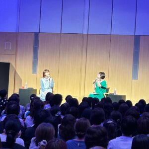 Hanafusa Mari Instagram - 昨日は一日、花の会ファンミーティングでした❣️
本当にたくさんの方がいらして下さり幸せな一日を過ごすことが出来ました😊
皆さまからの愛をいただいて、しっかり充電できましたので頑張れます😤
終了後は中井さん、そしてスタッフのみなさんとお疲れ様乾杯🥂

全ての方に感謝です✨

#中井美穂　さん
#花總まり